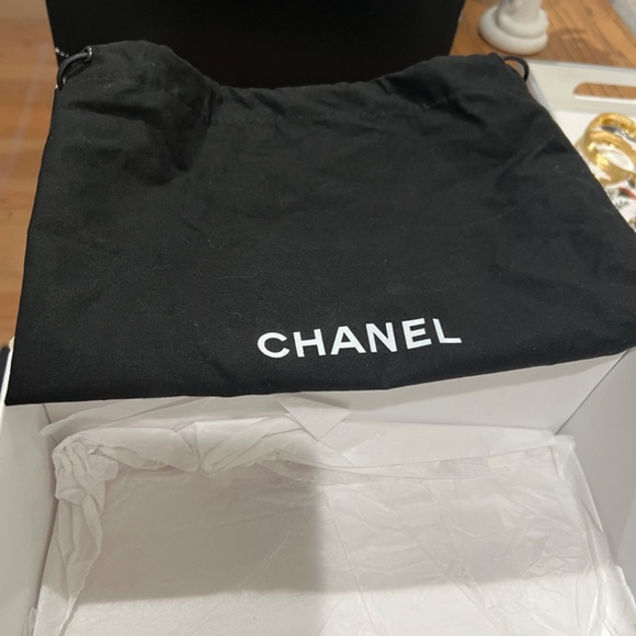 Beautiful Chanel Wallet on Chain- awesome color.  In excellent condition. - Picture 4 of 10